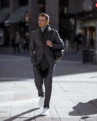 С чем носить темно-серый шарф с узором "в ёлочку" мужчине