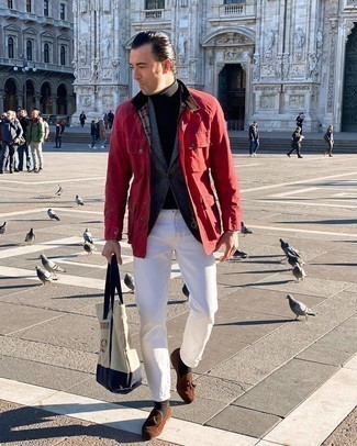 Как носить темно-серый шерстяной пиджак с узором "в ёлочку" с белыми джинсами мужчине