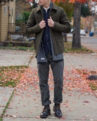 С чем носить темно-серые шерстяные брюки чинос с узором "в ёлочку"