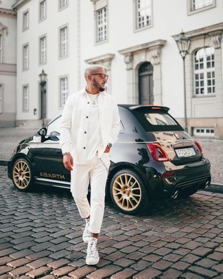 Какие джинсы носить с темно-серыми высокими кедами мужчине