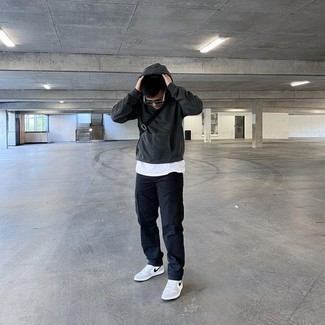 Как носить темно-серый худи с черными брюками карго