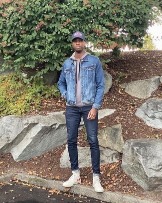 Как носить темно-серый худи с синими джинсами мужчине