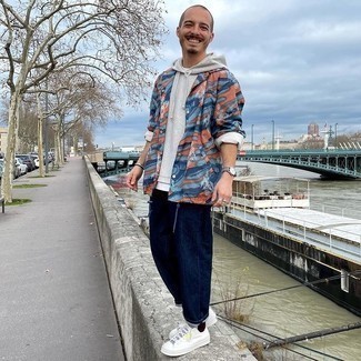 Как носить темно-серый худи с синими джинсами мужчине