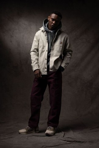 Какие брюки чинос носить с темно-серым худи