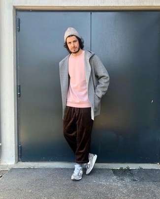 Какие брюки чинос носить с темно-серым худи