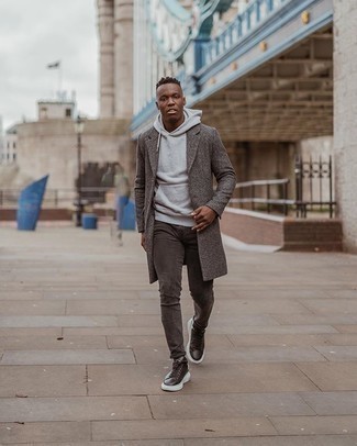 Как носить темно-серый худи с серыми джинсами мужчине