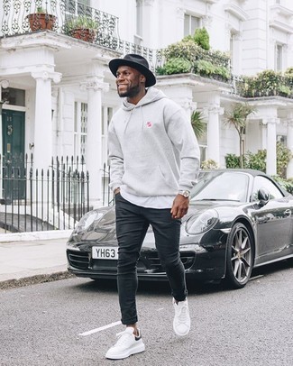 Как носить темно-серый худи с серыми джинсами мужчине