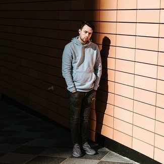 Как носить темно-серый худи с серыми джинсами мужчине
