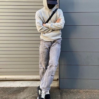 Как носить темно-серый худи с серыми джинсами мужчине