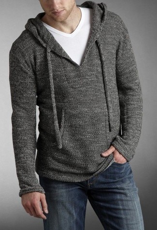 Какие джинсы носить с темно-серым худи мужчине