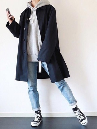 Как носить темно-серый худи с голубыми джинсами мужчине