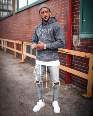 Как носить темно-серый худи с голубыми джинсами мужчине