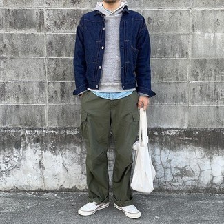 Как носить темно-серый худи с оливковыми брюками карго