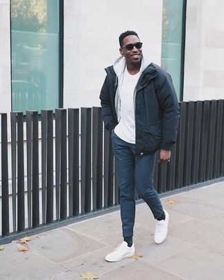 Какие куртки-пуховики носить с темно-серым худи мужчине