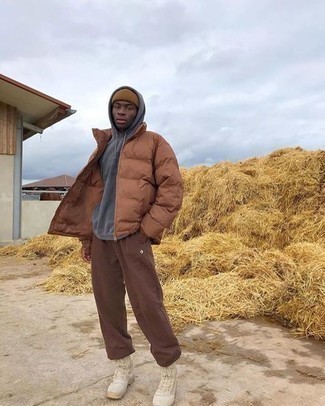 Какие куртки-пуховики носить с темно-серым худи мужчине