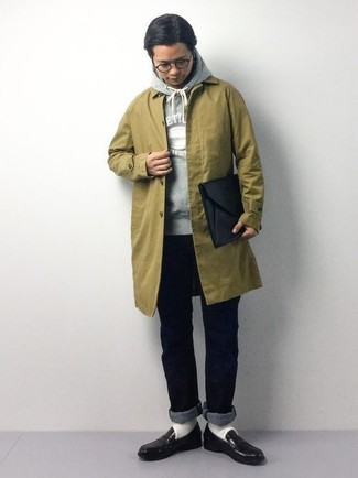 Какие дождевики носить с темно-серым худи мужчине