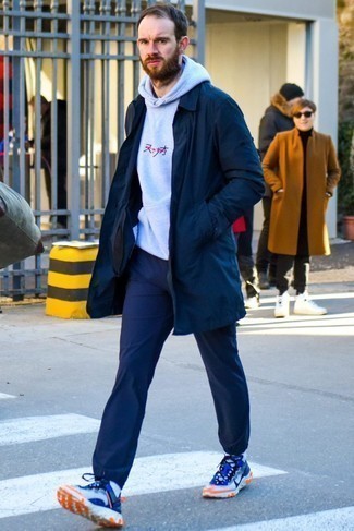 Какие дождевики носить с темно-серым худи мужчине