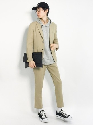 Какие костюмы носить с темно-серым худи