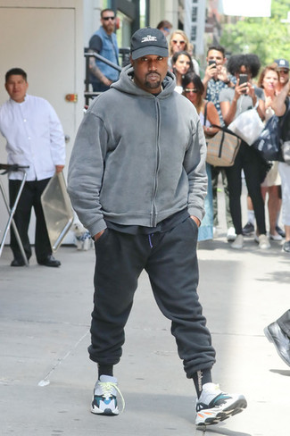 Какие спортивные штаны носить с темно-серым худи мужчине