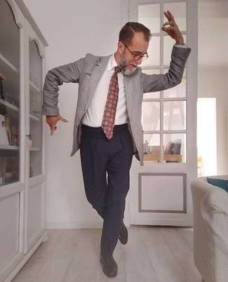 С чем носить темно-серый пиджак в горизонтальную полоску мужчине