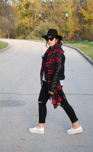 С чем носить темно-серую блузку в горизонтальную полоску