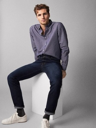 С чем носить темно-серые носки в горизонтальную полоску мужчине