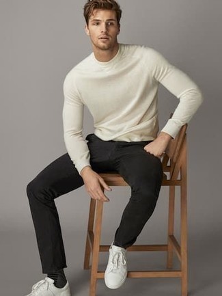 С чем носить темно-серые носки в горизонтальную полоску мужчине