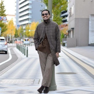 С чем носить темно-серые классические брюки с узором "гусиные лапки" мужчине