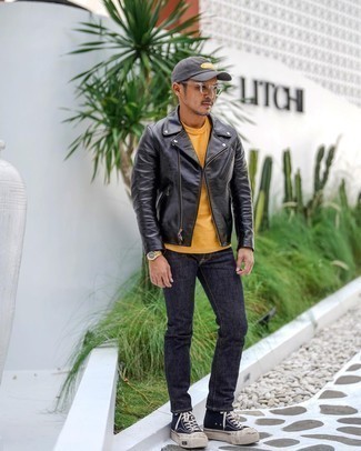 Какие косухи носить с темно-серыми джинсами мужчине