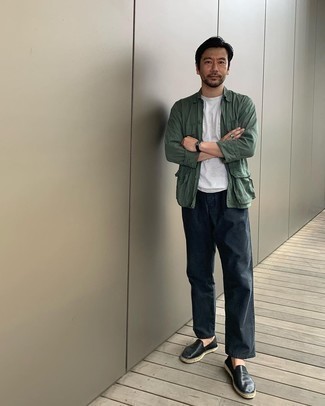 Как носить темно-серые джинсы с черными кожаными эспадрильями мужчине