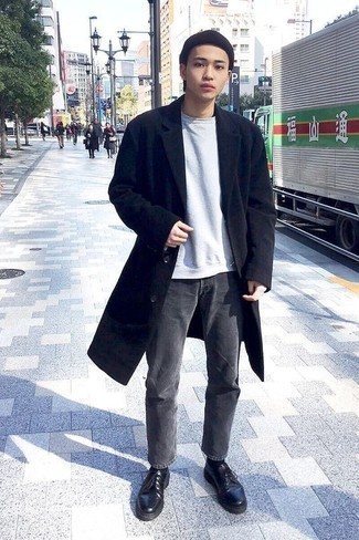 Как носить темно-серые джинсы с черным длинным пальто