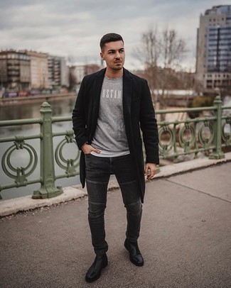 Как носить темно-серые джинсы с черным длинным пальто
