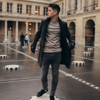 Как носить темно-серые джинсы с черным длинным пальто