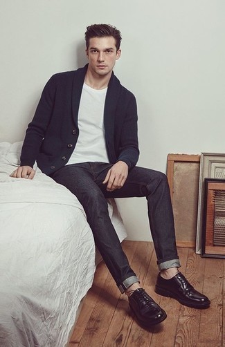 Как носить темно-серые джинсы с синим кардиганом мужчине