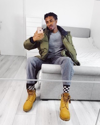 Как носить темно-серые джинсы с коричневыми кожаными рабочими ботинками мужчине