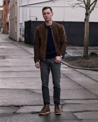 Как носить темно-серые джинсы с коричневым замшевым бомбером мужчине