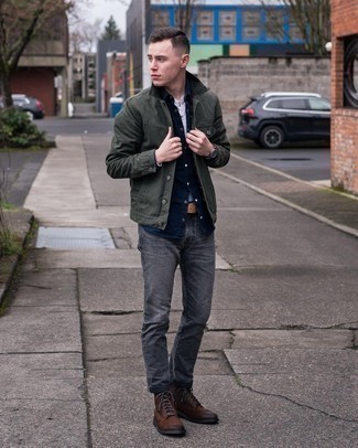 Какие повседневные ботинки носить с темно-серыми джинсами мужчине
