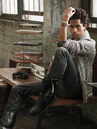 Как носить темно-серые джинсы с темно-серым кардиганом мужчине