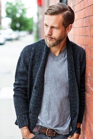 Как носить темно-серые джинсы с темно-серым кардиганом мужчине