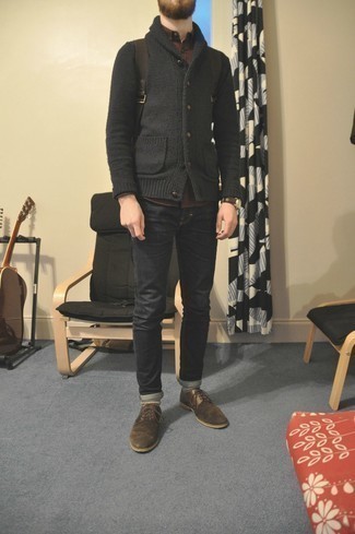 Как носить темно-серые джинсы с темно-серым кардиганом мужчине