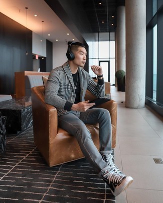 Как носить темно-серые джинсы с темно-серым кардиганом мужчине