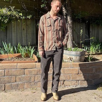 Какие ботинки челси носить с темно-серыми джинсами мужчине