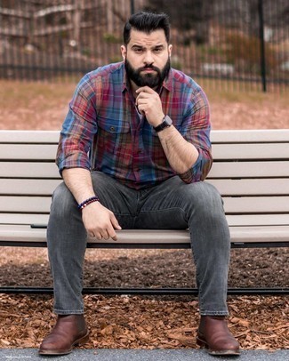 Какие ботинки челси носить с темно-серыми джинсами мужчине