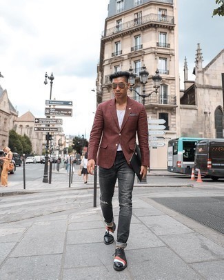 Как носить темно-серые джинсы с темно-коричневым пиджаком мужчине