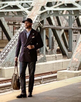 Как носить темно-серые джинсы с темно-коричневым пиджаком мужчине