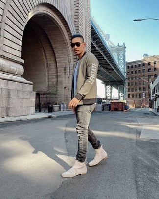 Как носить темно-серые джинсы с темно-зеленым бомбером мужчине