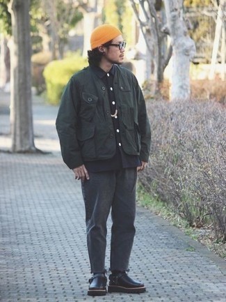 Как носить темно-серые джинсы с темно-зеленым бомбером мужчине