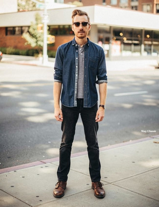 Какие джинсовые рубашки носить с темно-серыми джинсами мужчине