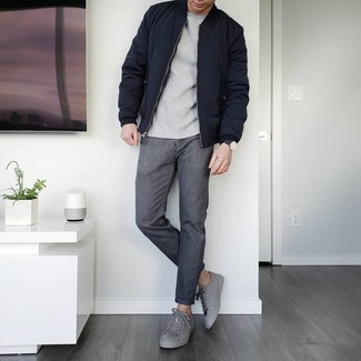 Как носить темно-серые джинсы с серыми низкими кедами мужчине