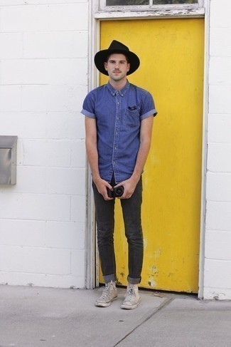 Какие высокие кеды носить с темно-серыми джинсами мужчине